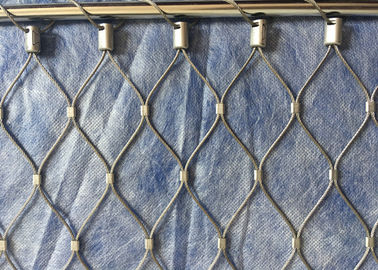 LINHA balaustrada de X-TEND INOX que cerca a malha de aço inoxidável Webnet do cabo um ângulo de 60 graus