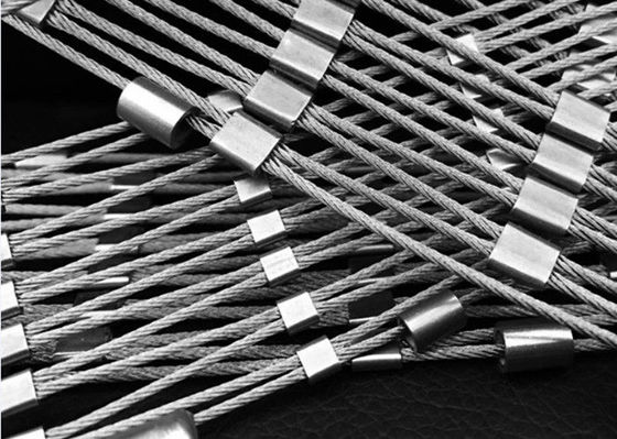 O diamante líquido de escalada dá forma à malha da corda de 316 virolas